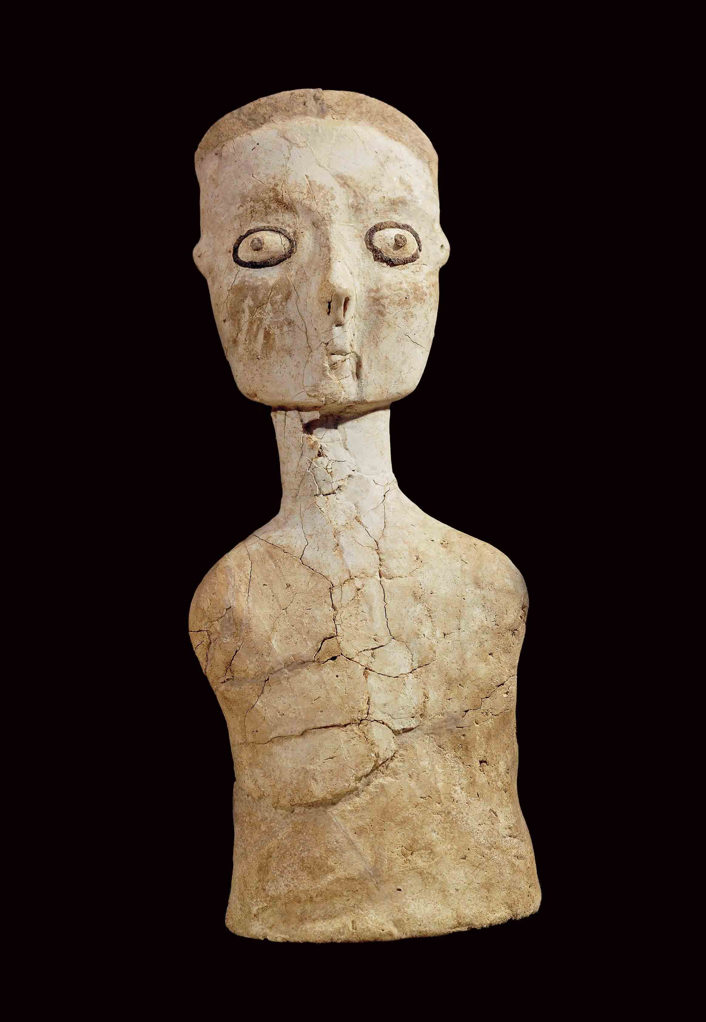 A human figurine made of pale plaster.