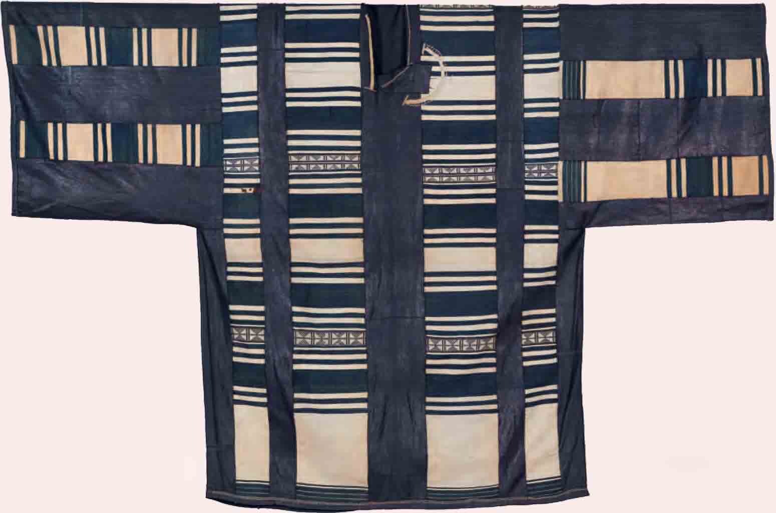 T-shaped robe with geometrical pattern.