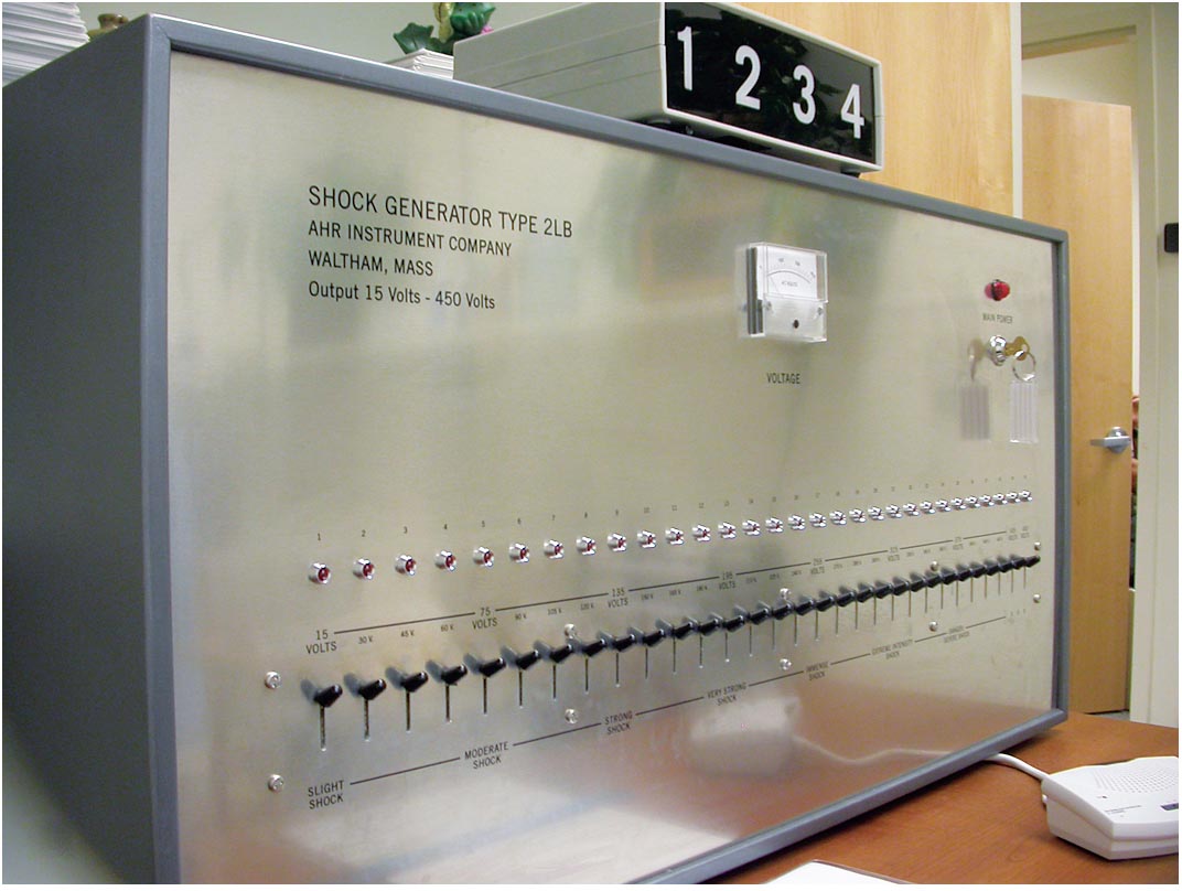 A photo shows a big machine with Shock Generator type 2 L B written on it, and the digits 1, 2, 3, and 4 are displayed on top of it.