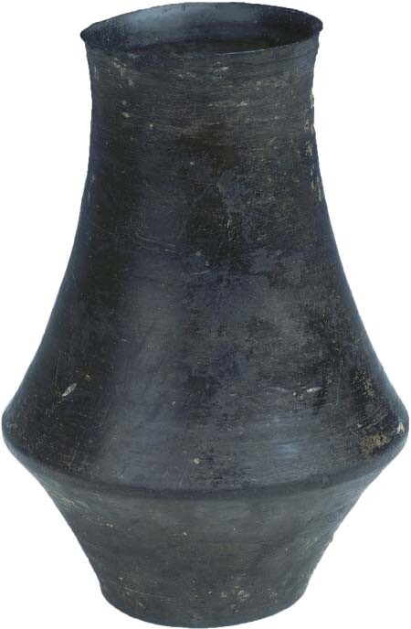 A Longshan beaker made of black clay, with a protruding mid-section and a narrow neck.