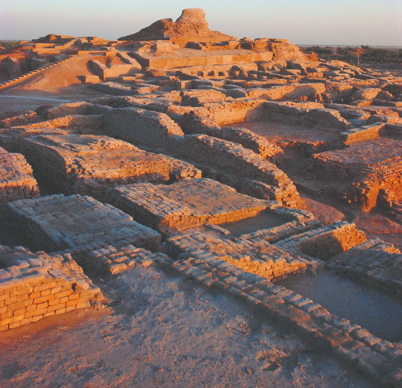 A photo of the Mohenjo Daro ruins shows the layout of houses and sewer drainage systems.