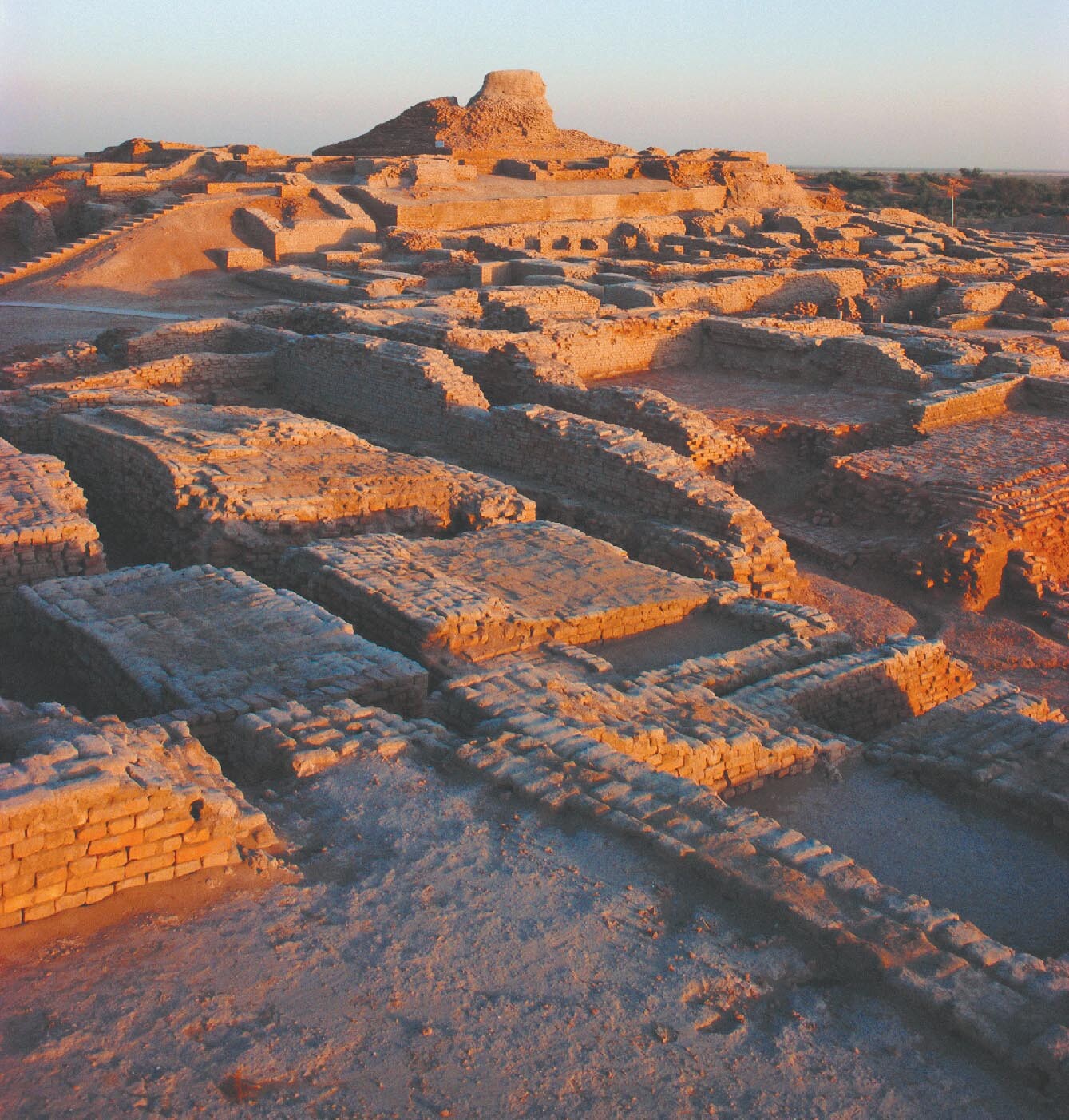 A photo of the Mohenjo Daro ruins shows the layout of houses and sewer drainage systems.
