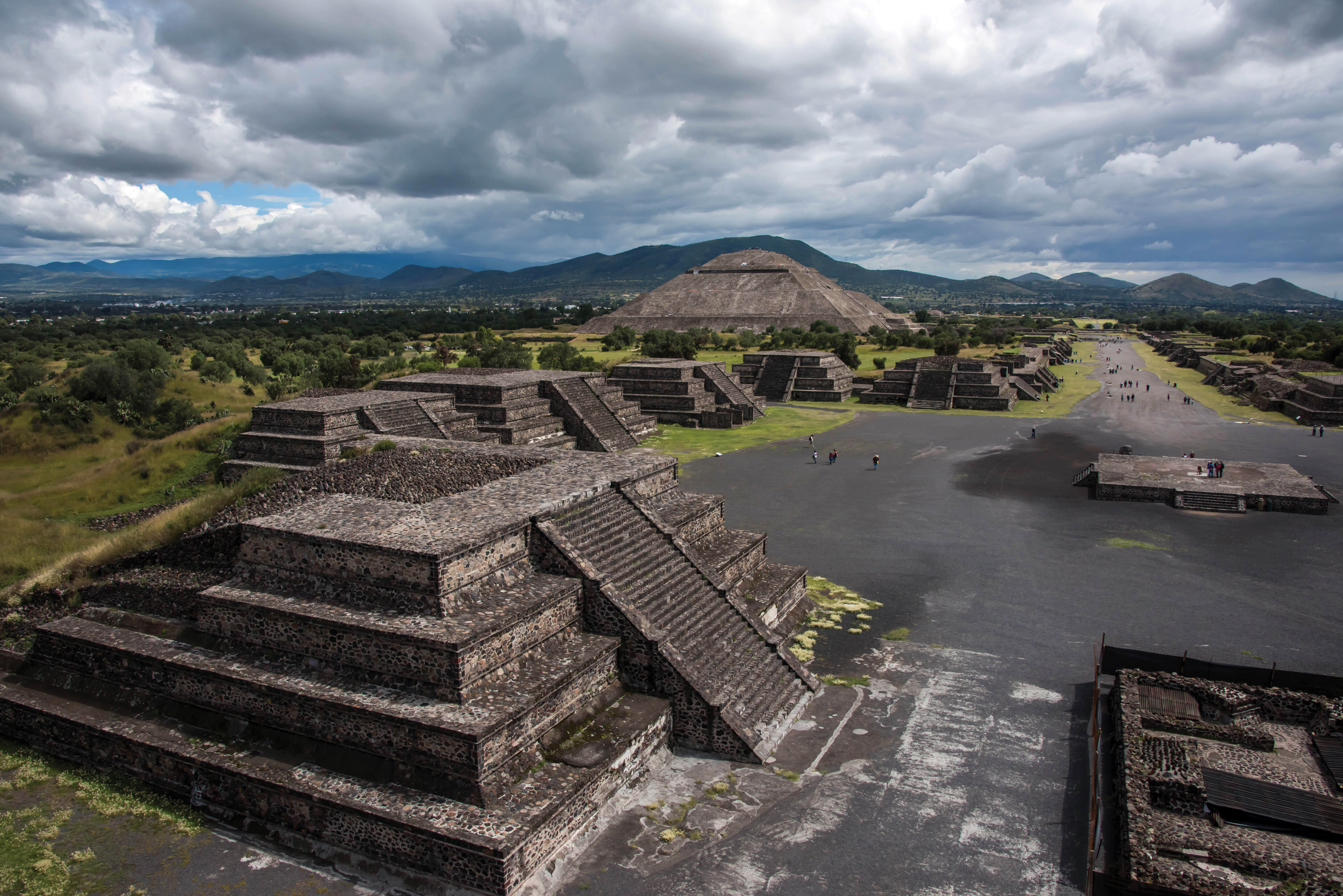 View of Teotihuacán with the Pyramid of the Moon, the Avenue of the Dead, and the Pyramid of the Sun in the distance.